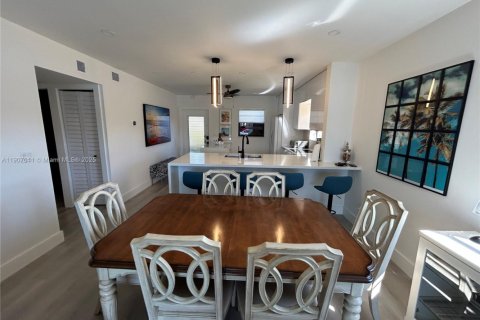 Condo in Hollywood, Florida, 2 bedrooms  № 2013065 - photo 8