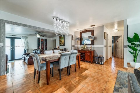 House in Hialeah, Florida 4 bedrooms, 186.08 sq.m. № 1822183 - photo 24