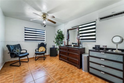 House in Hialeah, Florida 4 bedrooms, 186.08 sq.m. № 1822183 - photo 12