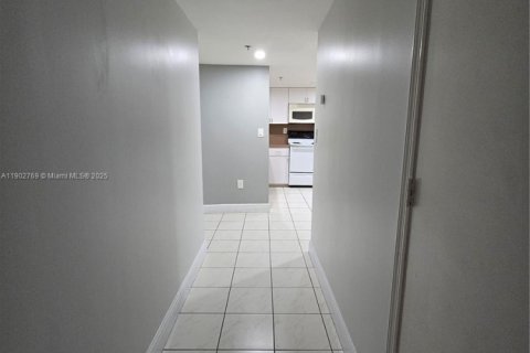 Condo in Hialeah, Florida, 2 bedrooms  № 1955588 - photo 10