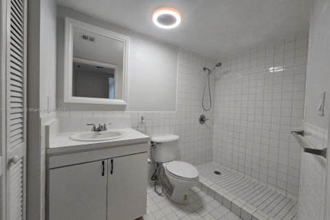 Condo in Hialeah, Florida, 2 bedrooms  № 1955588 - photo 8