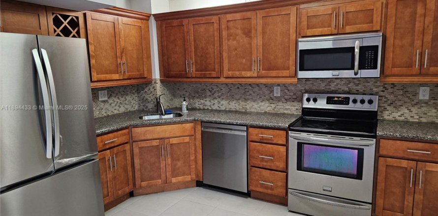 Townhouse in Miami, Florida 3 bedrooms, 125.23 sq.m. № 1945935