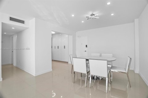 Condo in Sunny Isles Beach, Florida, 2 bedrooms  № 1729013 - photo 11
