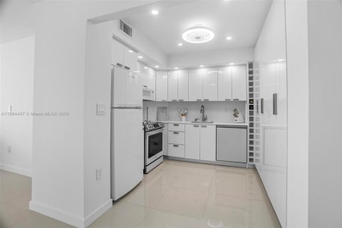 Condo in Sunny Isles Beach, Florida, 2 bedrooms  № 1729013 - photo 12