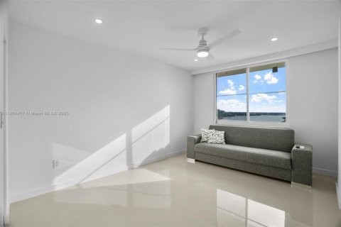 Condo in Sunny Isles Beach, Florida, 2 bedrooms  № 1729013 - photo 17