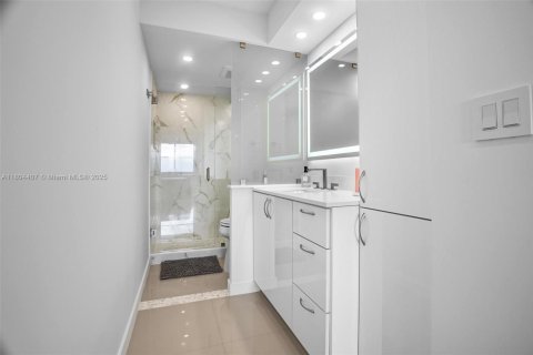 Condo in Sunny Isles Beach, Florida, 2 bedrooms  № 1729013 - photo 24