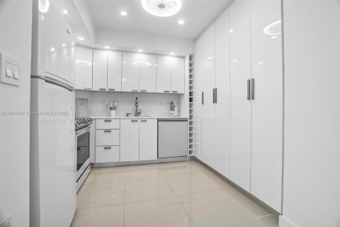 Condo in Sunny Isles Beach, Florida, 2 bedrooms  № 1729013 - photo 13