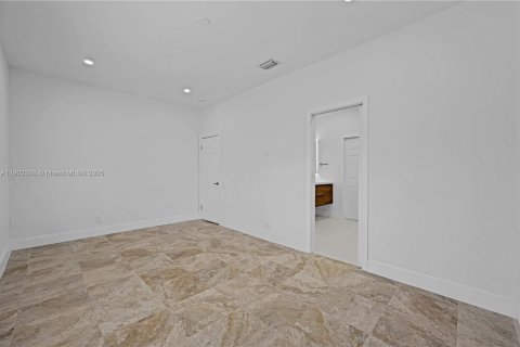 House in Hallandale Beach, Florida 3 bedrooms, 154.12 sq.m. № 2035160 - photo 13