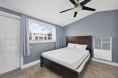 House in Hallandale Beach, Florida 3 bedrooms, 154.12 sq.m. № 2035160 - photo 9