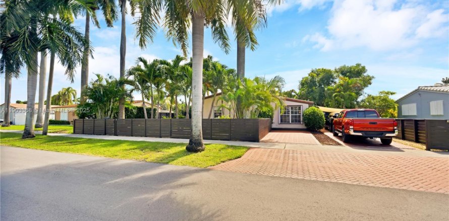 House in Hallandale Beach, Florida 3 bedrooms, 154.12 sq.m. № 2035160