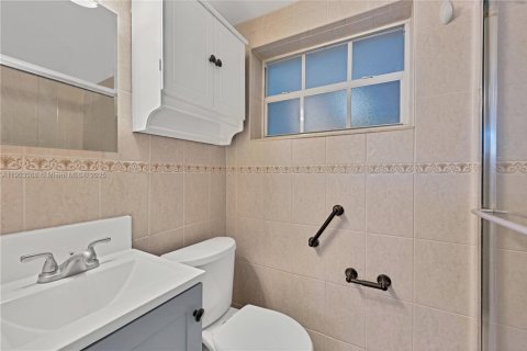 House in Hallandale Beach, Florida 3 bedrooms, 154.12 sq.m. № 2035160 - photo 11