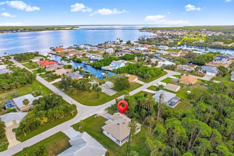 House in Port Charlotte, Florida 3 bedrooms, 154.59 sq.m. № 2147474