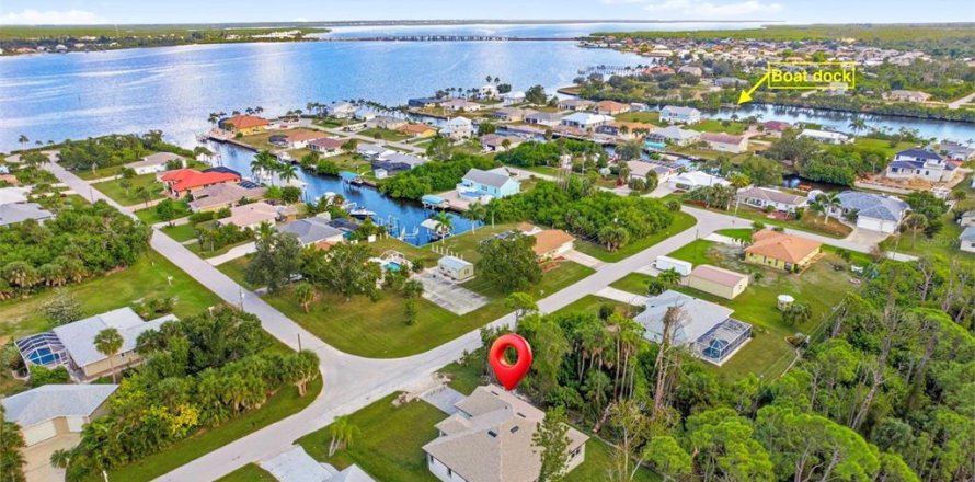 Casa en Port Charlotte, Florida 3 dormitorios, 154.59 m2 № 2147474