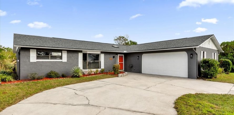 House in New Smyrna Beach, Florida 3 bedrooms, 140.47 sq.m. № 2425688