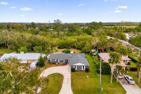 House in New Smyrna Beach, Florida 3 bedrooms, 140.47 sq.m. № 2425688 - photo 2