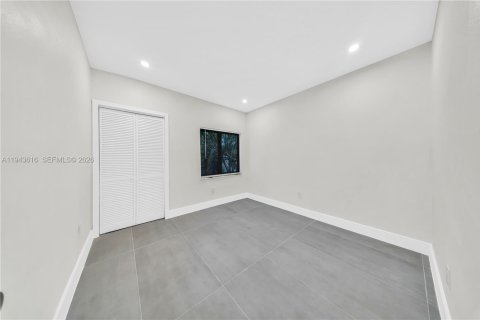 House in Miami, Florida 3 bedrooms, 80.17 sq.m. № 2000532 - photo 11