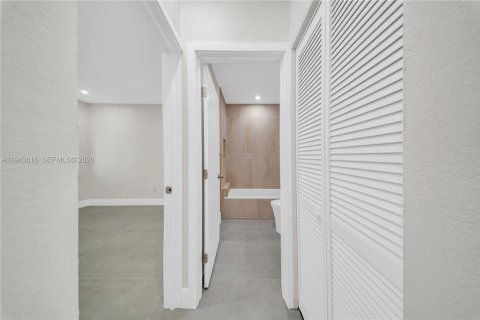 House in Miami, Florida 3 bedrooms, 80.17 sq.m. № 2000532 - photo 10