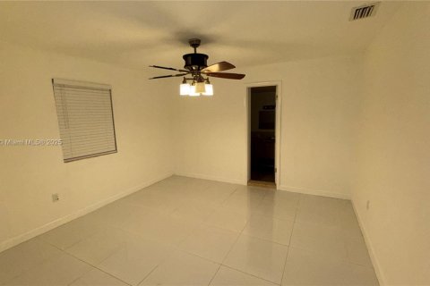 Villa ou maison à louer à Hollywood, Floride: 2 chambres, 105.91 m2 № 1930824 - photo 5