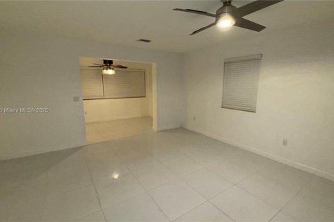 Villa ou maison à louer à Hollywood, Floride: 2 chambres, 105.91 m2 № 1930824 - photo 4