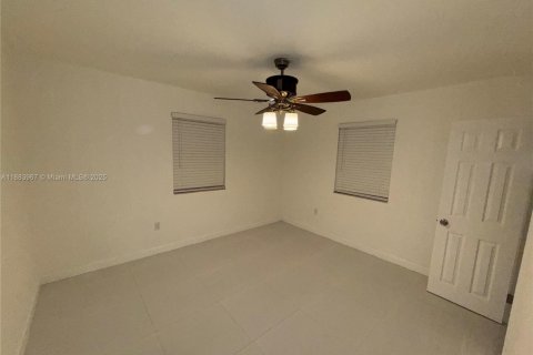 Villa ou maison à louer à Hollywood, Floride: 2 chambres, 105.91 m2 № 1930824 - photo 8