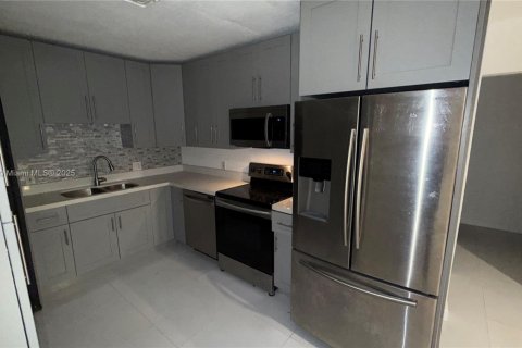 Villa ou maison à louer à Hollywood, Floride: 2 chambres, 105.91 m2 № 1930824 - photo 1