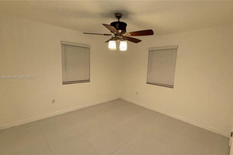Villa ou maison à louer à Hollywood, Floride: 2 chambres, 105.91 m2 № 1930824 - photo 7