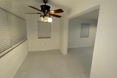 Villa ou maison à louer à Hollywood, Floride: 2 chambres, 105.91 m2 № 1930824 - photo 3