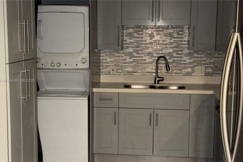 Villa ou maison à louer à Hollywood, Floride: 2 chambres, 105.91 m2 № 1930824 - photo 2