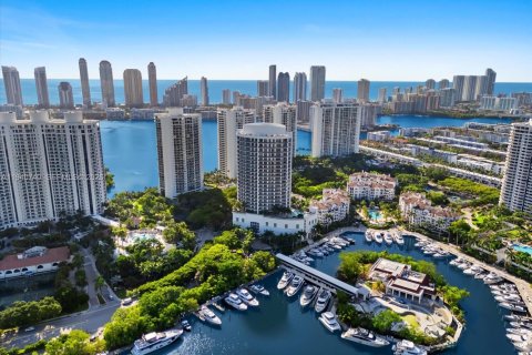 Condominio en Aventura, Florida, 3 dormitorios № 2053976