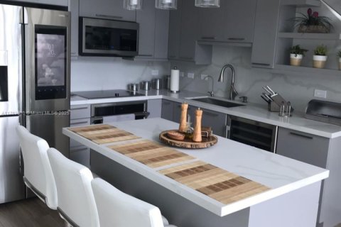 Снять в аренду кондоминиум в Майами, Флорида 1 спальня, 98.29м2, № 1867711 - фото 2