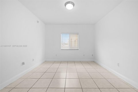 Apartamento en alquiler en Hialeah, Florida, 2 dormitorios, 74.32 m2 № 2026487 - foto 13