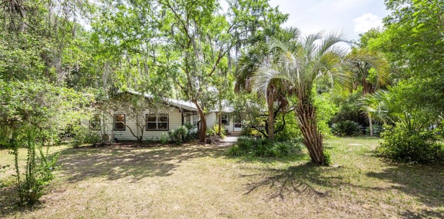House in Melrose, Florida 4 bedrooms, 256.69 sq.m. № 1732187
