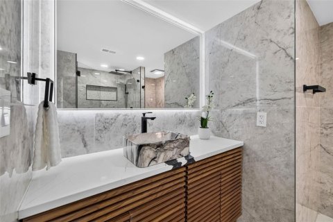 Condo in Belleair, Florida, 2 bedrooms  № 2166855 - photo 17