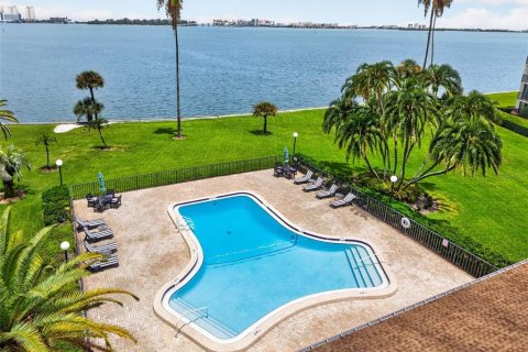 Condo in Belleair, Florida, 2 bedrooms  № 2166855 - photo 19