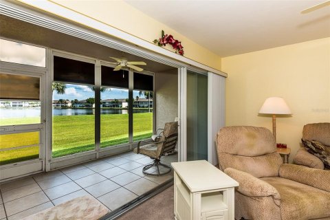 Condo in Lake Suzy, Florida, 2 bedrooms  № 1339596 - photo 11