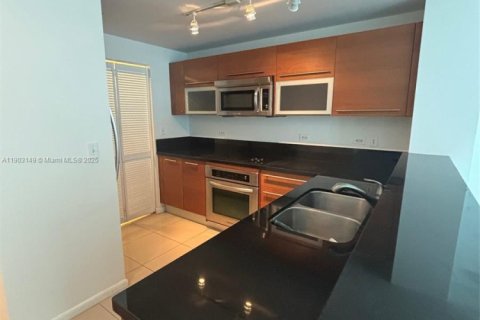 Condominio en alquiler en Miami, Florida, 1 dormitorio, 74.88 m2 № 1954357 - foto 4