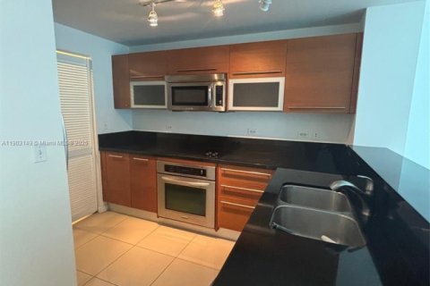 Condominio en alquiler en Miami, Florida, 1 dormitorio, 74.88 m2 № 1954357 - foto 2