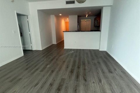 Condominio en alquiler en Miami, Florida, 1 dormitorio, 74.88 m2 № 1954357 - foto 1