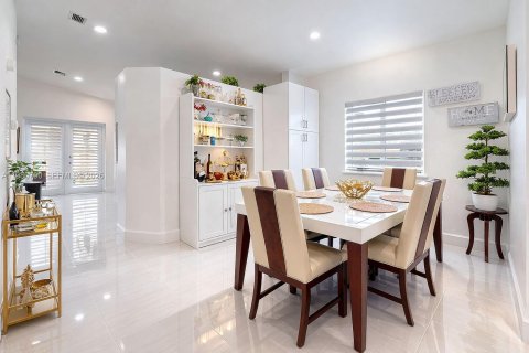 Купить виллу или дом в Хомстед, Флорида 4 спальни, 148.46м2, № 2044753 - фото 18