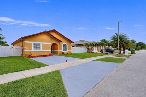 Купить виллу или дом в Хомстед, Флорида 4 спальни, 148.46м2, № 2044753 - фото 2