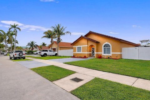 Купить виллу или дом в Хомстед, Флорида 4 спальни, 148.46м2, № 2044753 - фото 3