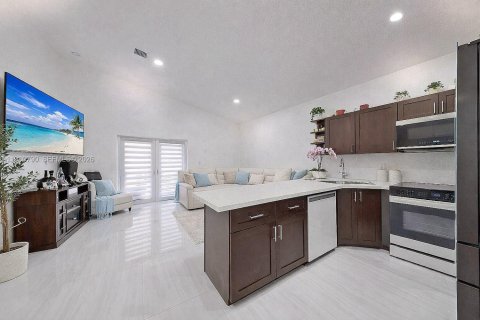 Купить виллу или дом в Хомстед, Флорида 4 спальни, 148.46м2, № 2044753 - фото 14