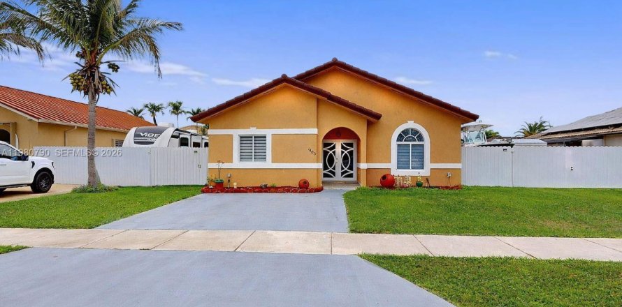 Дом в Хомстед, Флорида 4 спальни, 148.46м2 № 2044753