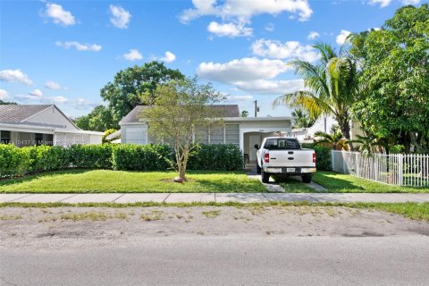 House in Hollywood, Florida 2 bedrooms, 103.68 sq.m. № 2082207 - photo 2