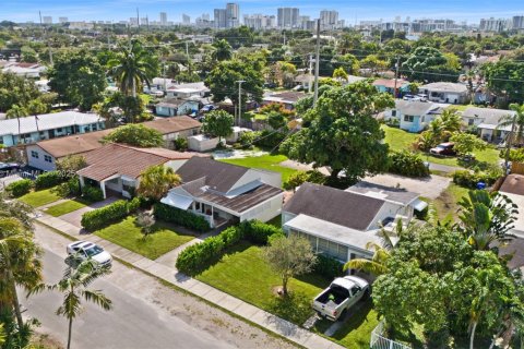 House in Hollywood, Florida 2 bedrooms, 103.68 sq.m. № 2082207 - photo 5