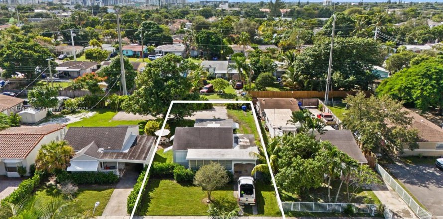 House in Hollywood, Florida 2 bedrooms, 103.68 sq.m. № 2082207