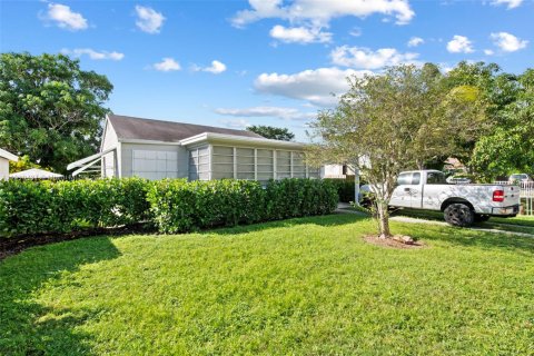 House in Hollywood, Florida 2 bedrooms, 103.68 sq.m. № 2082207 - photo 3