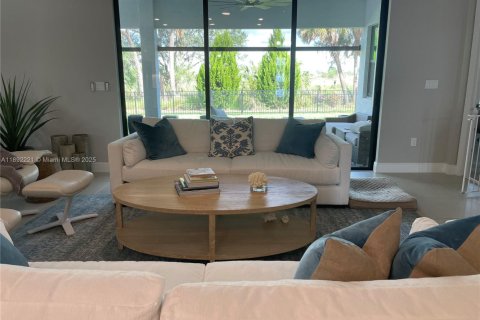 Villa ou maison à vendre à Bradenton, Floride: 3 chambres, 219.99 m2 № 2021692 - photo 4