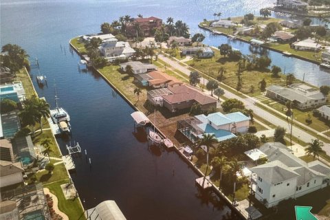 House in Port Charlotte, Florida 3 bedrooms, 260.13 sq.m. № 2116552
