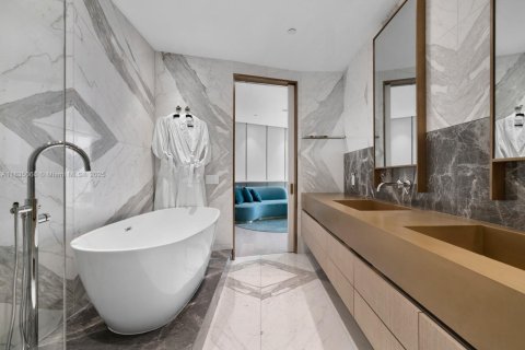 Condo in Sunny Isles Beach, Florida, 4 bedrooms  № 2016827 - photo 17